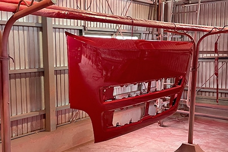 塗装するスタッフ