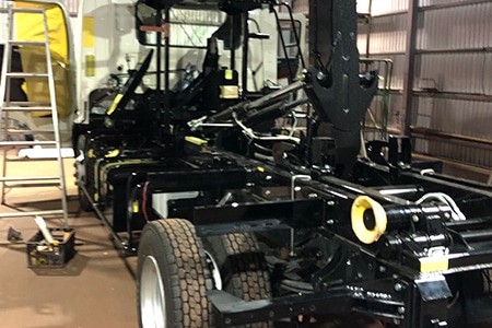 鈑金作業をするスタッフ